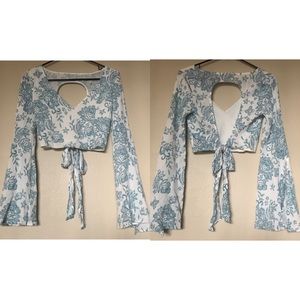 Gorgeous bell sleeve crop top by Solemio! EUC!